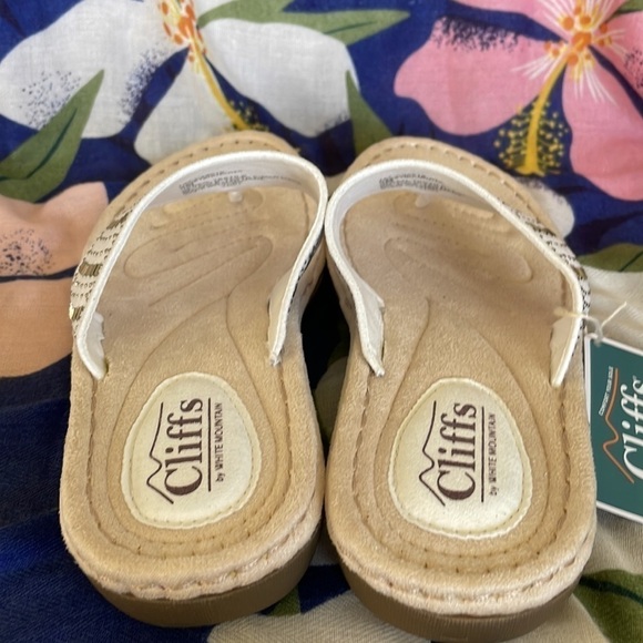 Brand New Cliffs Cienna Cushioned Footbed Low Wedge Thong Sandals Stone Design - Picture 8 of 13